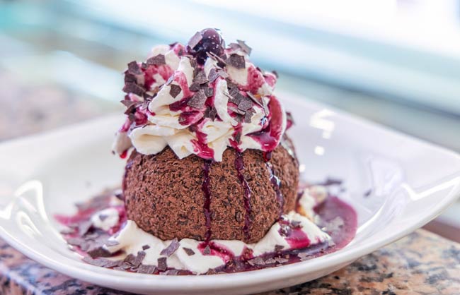 Unser Eisbecher Tartufo mit Likörfüllung und Schokosplits