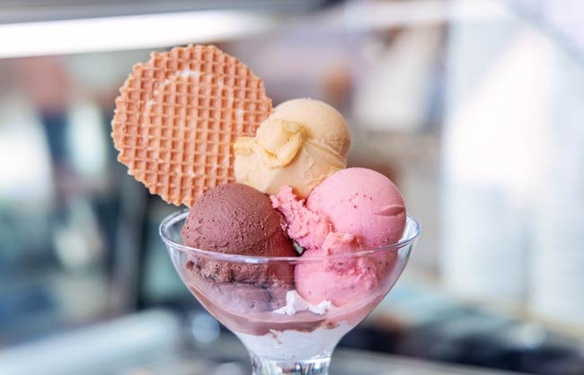 Der Klassiker, ein Eisbecher mit Schokolade, Vanille und Erdbeer. Plus Knusperwallel.