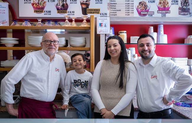 Das heutige Team, Vater, Tochter, Schwiegersohn und Enkel.
